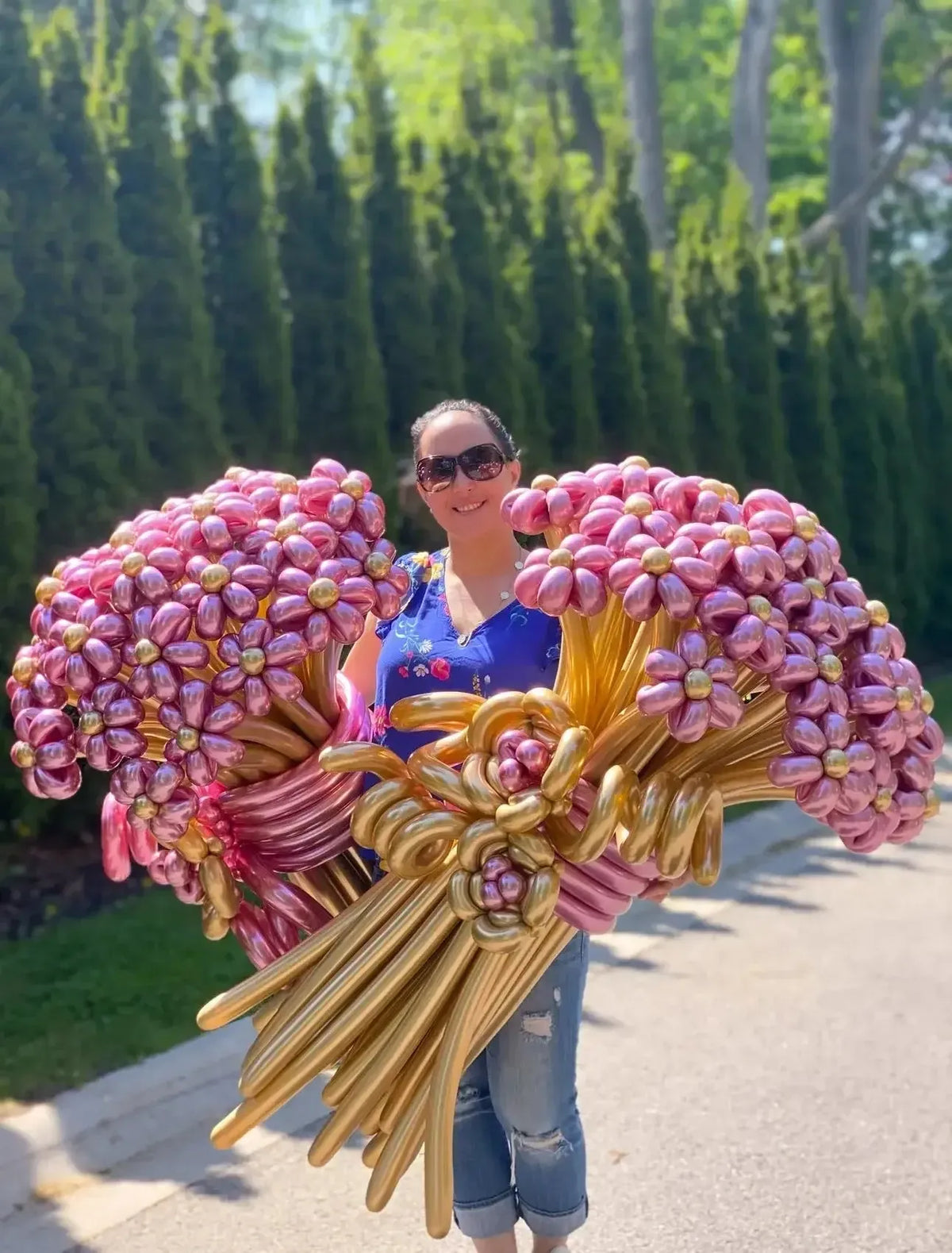 Colorful balloon bouquet resembling flowers, perfect for unique gifts and surprises. Ideal for events and celebrations.